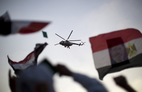 hélicoptère de l'armée égyptienne survolant des manifestants pro-Morsi, Le Caire. Crédit photo : AFP/Mahmud Hams